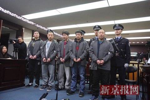 5人合谋将工友扔下高楼 冒充家属索巨额赔偿.jpg