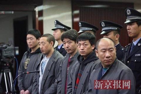 五名犯罪嫌疑人进入法庭2.jpg