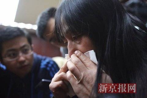 受害人的姐姐在接受媒体采访   新京报记者王飞摄.jpg