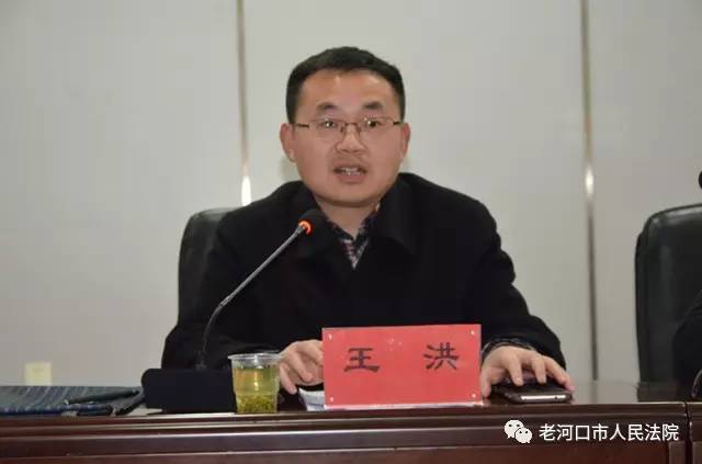 襄阳中院研究室副主任王洪 现场指导信息宣传及新媒体建设工作