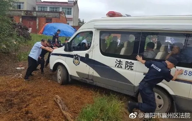 图5：昨夜暴雨道路泥泞，执行干警排阻抗险。.jpg