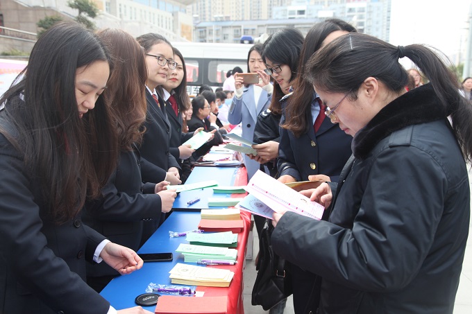 图一：南漳法院女干警开展法治宣传活动.JPG