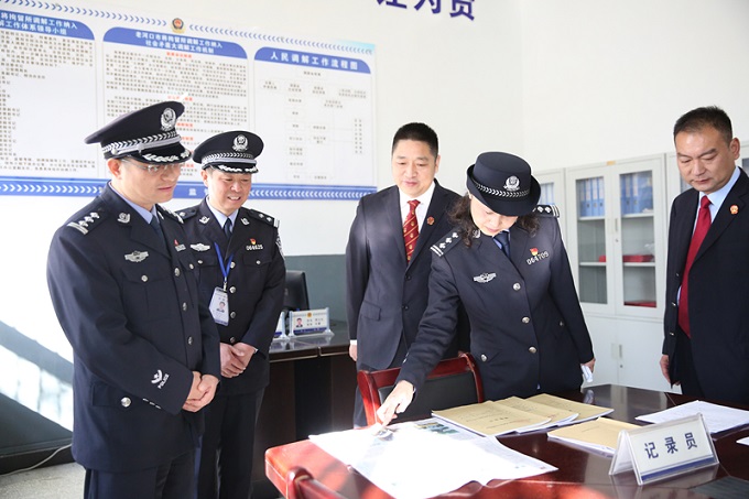 何局长与邵局长一同参观工作室.JPG