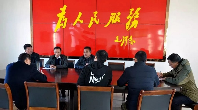 周俊庆院长与村干部、人大代表座谈.jpg