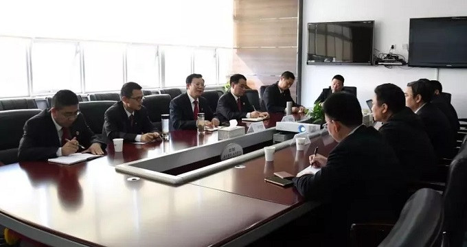 图2：座谈会上，认真听取企业负责人对法院工作的意见和建议.jpg